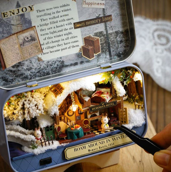 Theatre Box Tin Kit - Roam Around In Winter